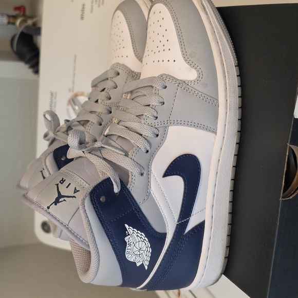 Air Jordan 1 Mid Mens Size 7 main image 8